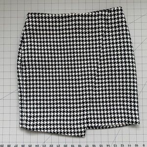 Stylish Black and White Houndstooth Skirt